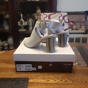 Suede peep toe Shooties